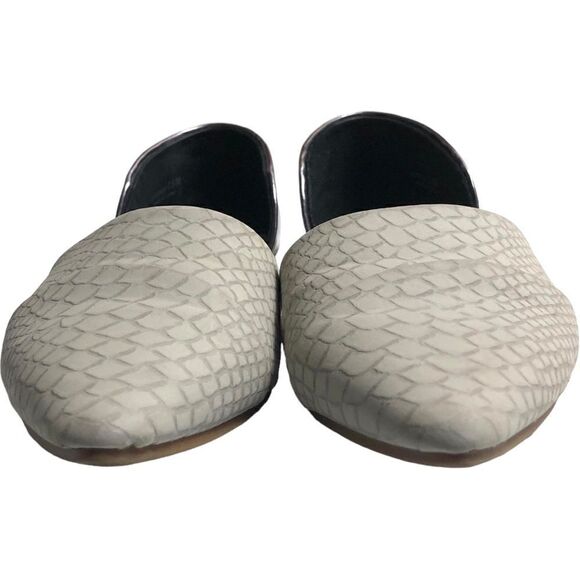 CHINESE LAUNDRY Light Gray Snake Pattern Pointed Flats - Picture 4 of 11